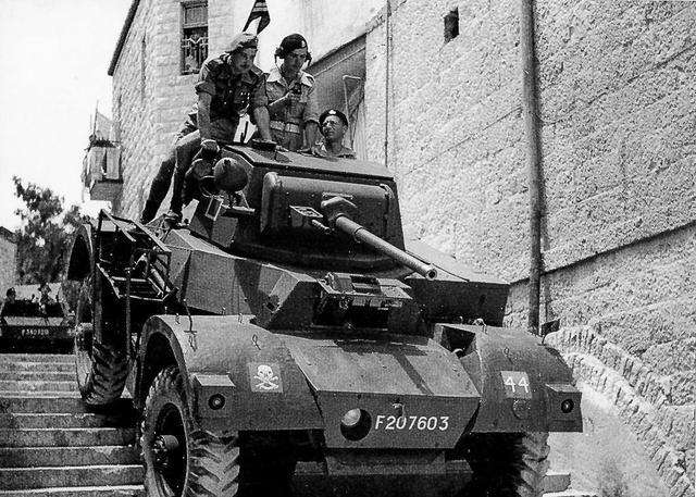 靠着这种机动性超强的装甲车 英军曾在北非战场上狂虐意大利军队