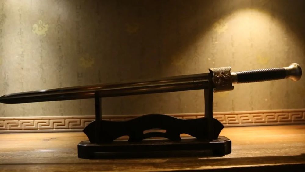 湛卢宝剑是越王允常聘请天下第一的铸剑大师欧冶子铸的剑欧冶子寻遍了