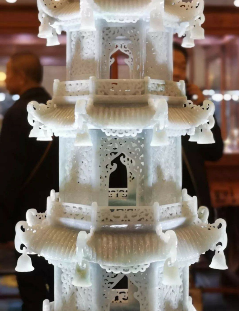 上千斤原石雕刻出的国宝翡翠宝塔惊艳世界可惜落户国外