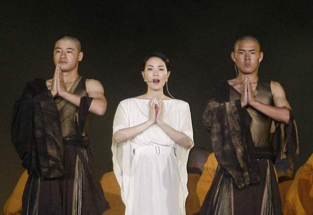 信佛20多年的王菲,为何痴恋滚滚红尘67?