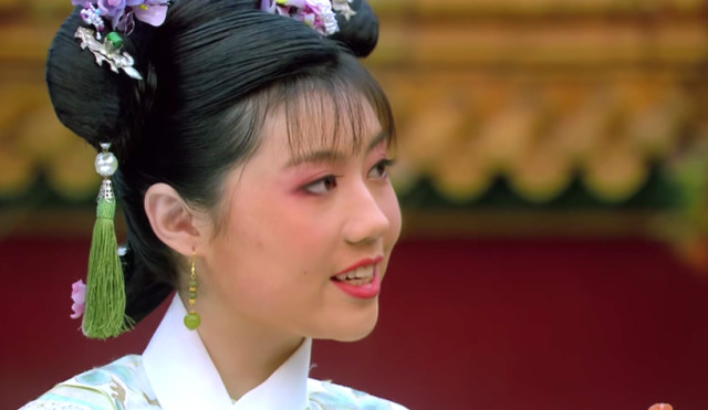 甄嬛传青樱推开胧月后谁注意她的下意识反应原来是甄嬛的人