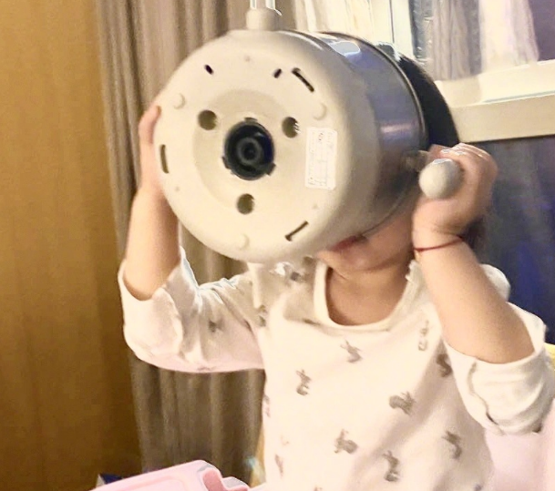 孙怡|孙怡晒董子健视角与女儿练瑜伽，3岁大福把脸埋垫子里，又憨又萌