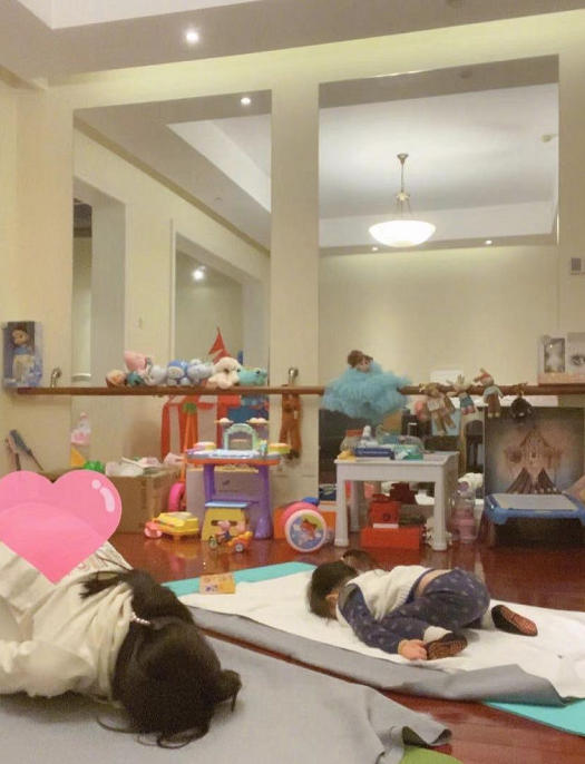 孙怡|孙怡晒董子健视角与女儿练瑜伽，3岁大福把脸埋垫子里，又憨又萌