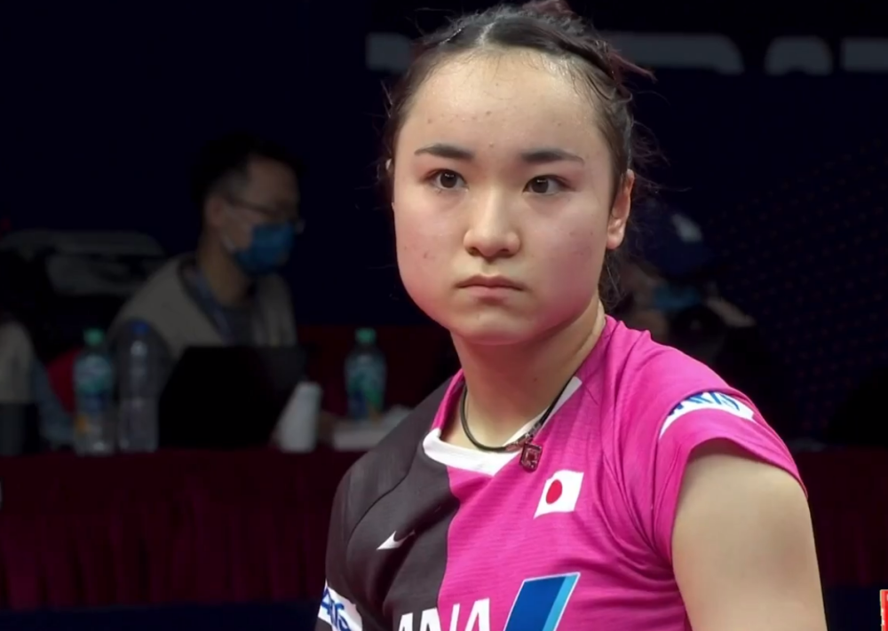 局中占据优势后,伊藤美诚也是被对手的气势打笑了,各种表情包上线