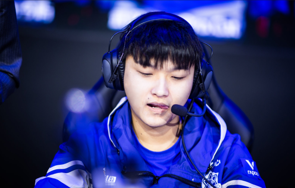 猫神翘二郎腿腿被指耍大牌陈正正身为公众人物辛苦你了