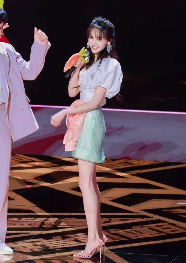 29岁的郑爽少女感十足穿泡泡袖纯白色上衣配绿色包臀裙超洋气