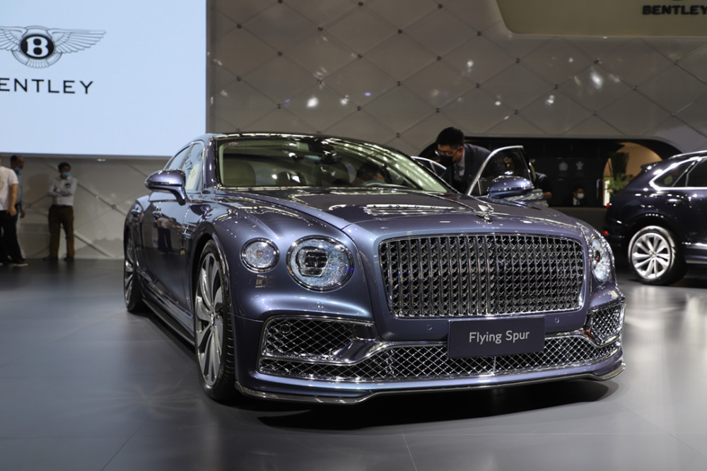 2020广州车展丨降低购车门槛 全新宾利飞驰v8车型首发亮相