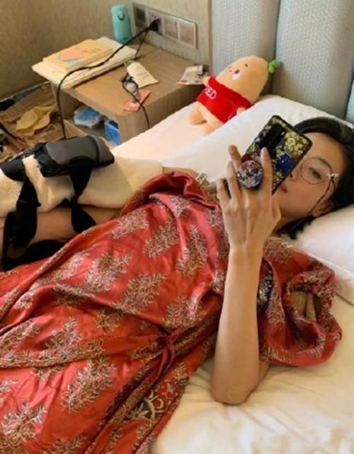 郁可唯|郁可唯录节目摔伤崴到脚，走路一瘸一拐，伤势不轻获黄龄搀扶