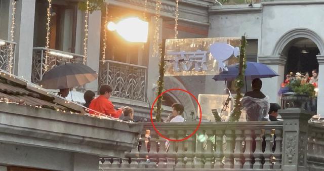 郁可唯|郁可唯录节目摔伤崴到脚，走路一瘸一拐，伤势不轻获黄龄搀扶