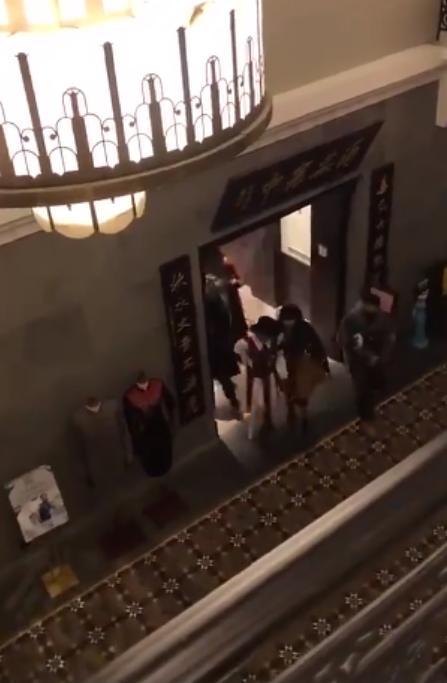 郁可唯|郁可唯录节目摔伤崴到脚，走路一瘸一拐，伤势不轻获黄龄搀扶