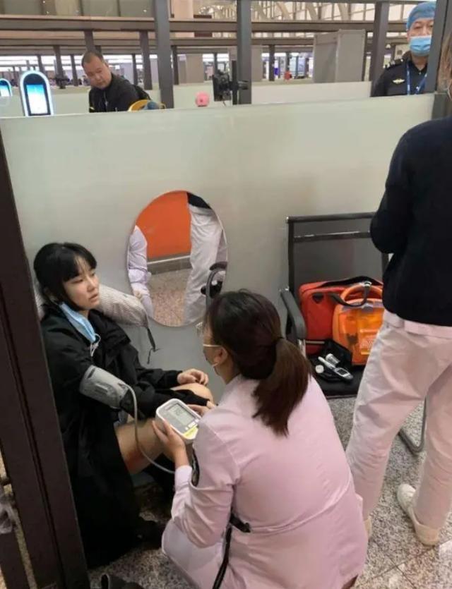 郁可唯|郁可唯录节目摔伤崴到脚，走路一瘸一拐，伤势不轻获黄龄搀扶