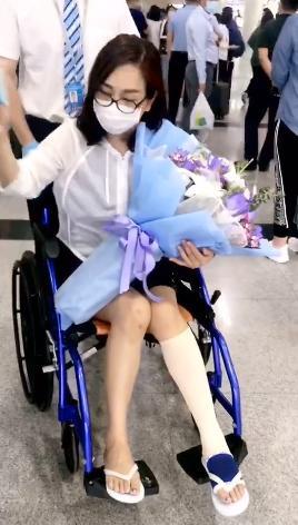 郁可唯|郁可唯录节目摔伤崴到脚，走路一瘸一拐，伤势不轻获黄龄搀扶