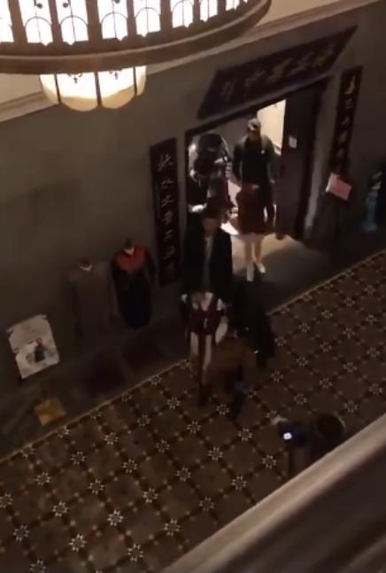 郁可唯|郁可唯录节目摔伤崴到脚，走路一瘸一拐，伤势不轻获黄龄搀扶