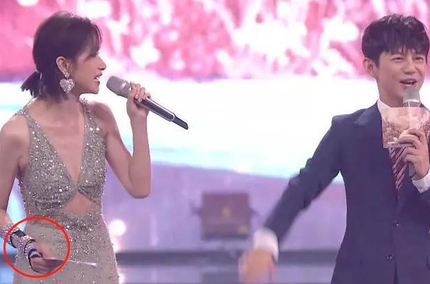 郁可唯|郁可唯录节目摔伤崴到脚，走路一瘸一拐，伤势不轻获黄龄搀扶