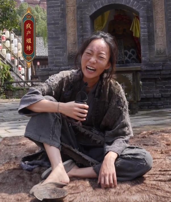 视频中,邵雨轩穿着电影角色中的乞丐服,破烂的衣服和凌乱的头发,搭配