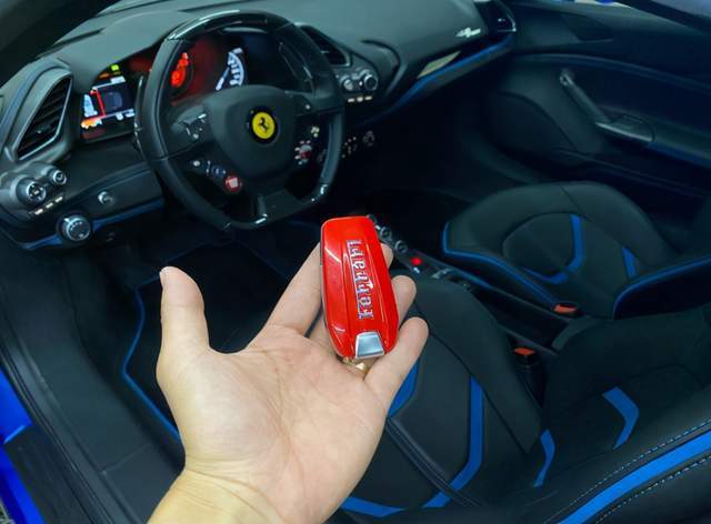车主小哥拿出了法拉利488的车钥匙,这是法拉利家族全新的车钥匙,比较