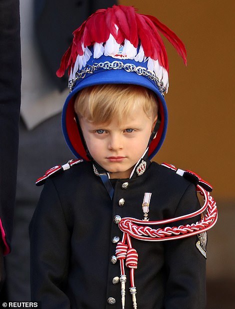 摩纳哥5岁小王子超萌,国庆日表演一板一眼,很有未来君主范儿