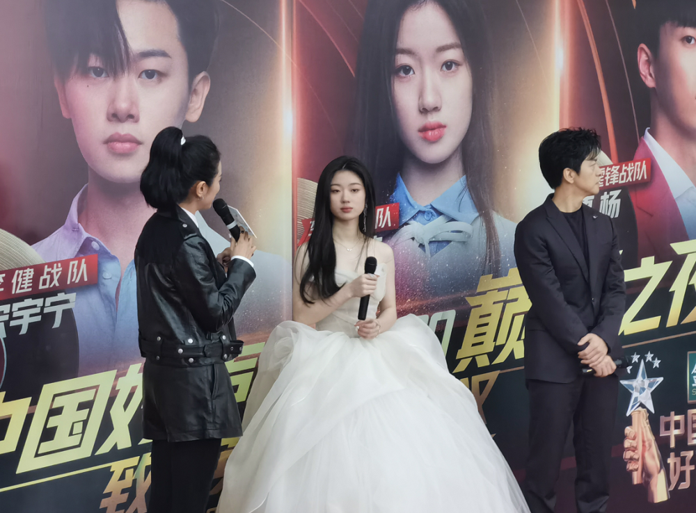 单依纯|一线丨“好声音”冠军单依纯叹台上好冷生活不易 李健：多年选秀她最突出