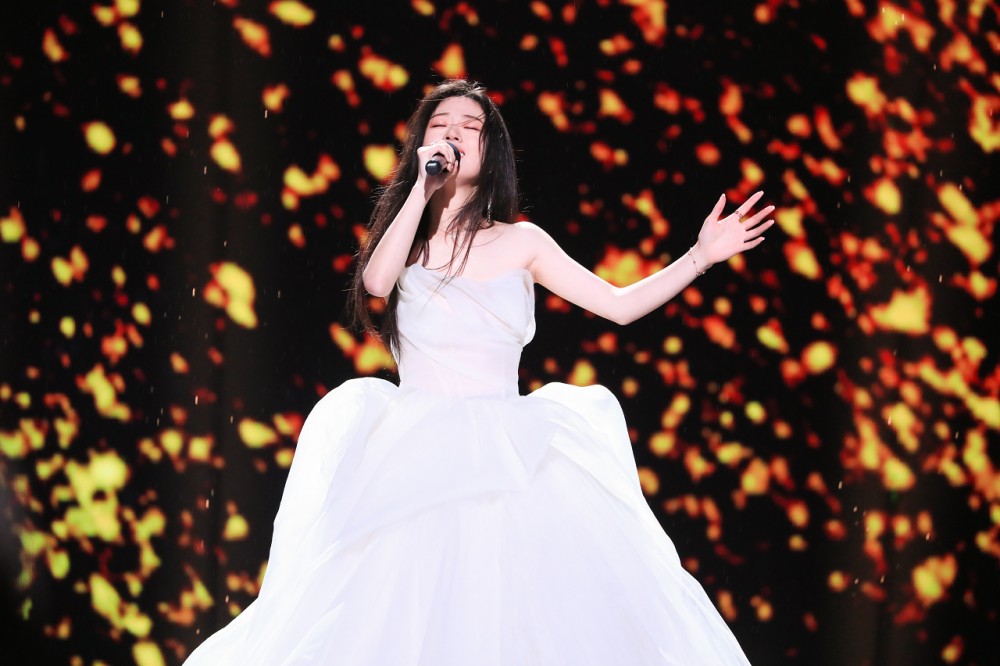 单依纯|一线丨“好声音”冠军单依纯叹台上好冷生活不易 李健：多年选秀她最突出