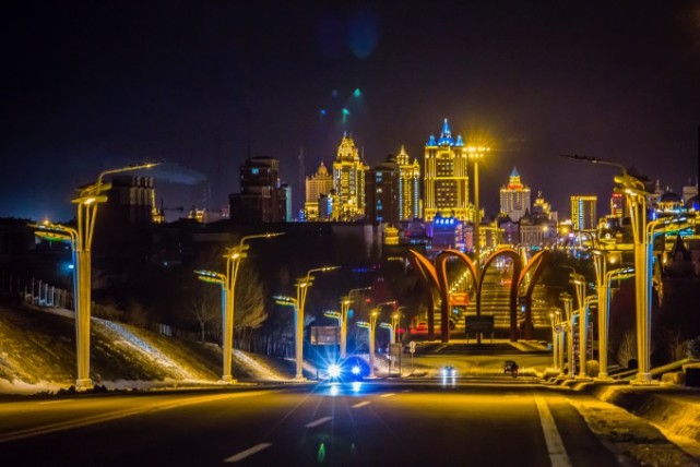 內蒙古有一座邊境小城,是中國十大網紅城市,夜色下彷彿置身歐洲