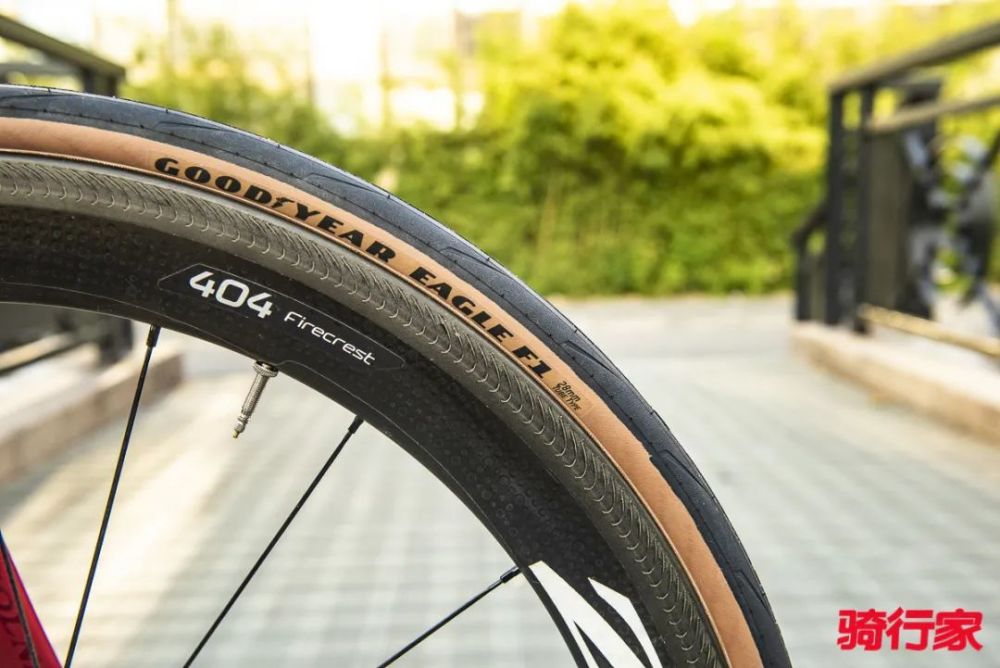 eagle f1提供了黑边以及更加复古的黄边胎纹版本可供选择.