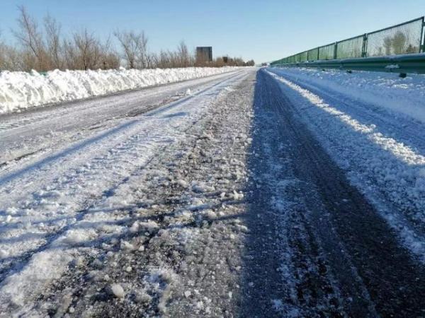 11月20日 赤峰高速正在全力清雪中,路面结冰湿滑,不具备通行条件