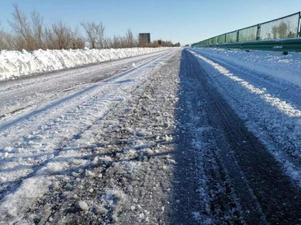 11月20日赤峰高速正在全力清雪中路面结冰湿滑不具备通行条件