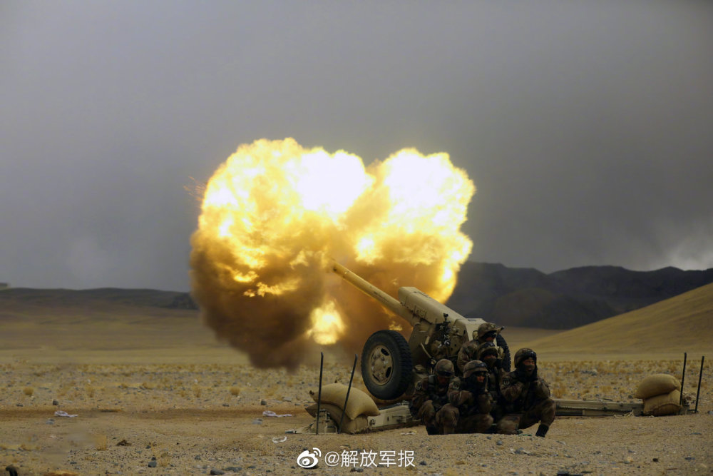 满屏烈焰直击炮弹出膛震撼瞬间