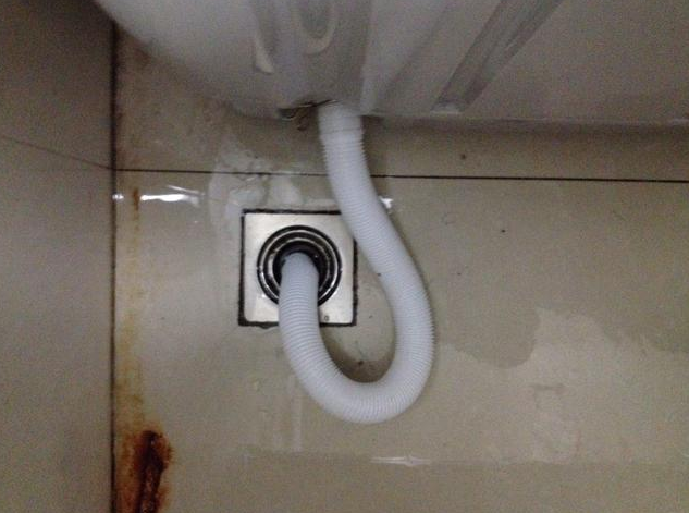 实不相瞒洗衣机放阳台排水方法就这两种第一种更实用