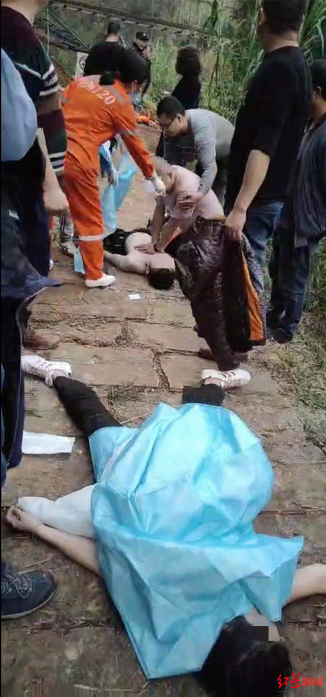 有人未着救生衣在挣扎;另有视频显示地上躺着人,有人对溺水者展开急救