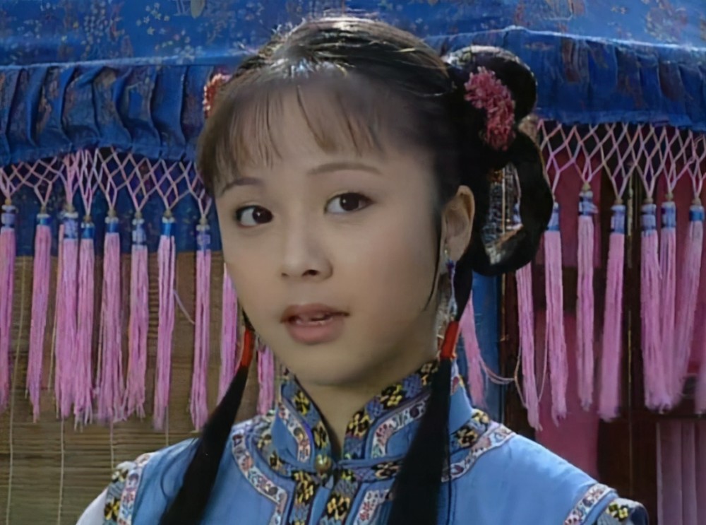 杨若兮的长相相对比较现代化,古装扮相比龚蓓苾稍好,她后来曾和刘威谈