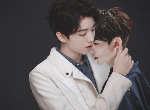 王源手疼让王俊凯喂饭俩人却用同一副筷子当众间接接吻