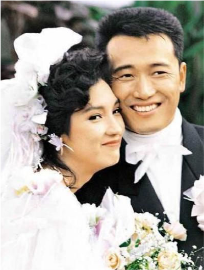 "三哥"苗侨伟,为何婚后30年零绯闻?看看老婆是谁就懂了_腾讯新闻