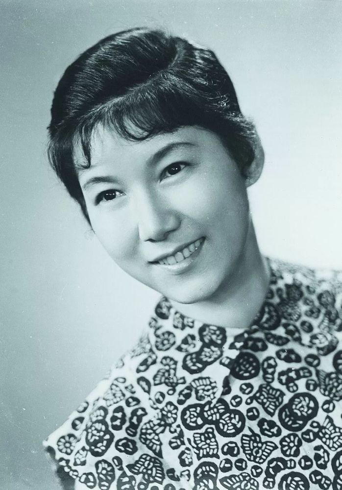 周总理夸她"最漂亮",抠门齐白石给她送钱,新凤霞究竟有何魅力