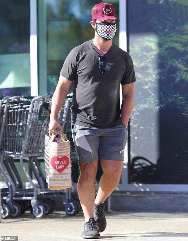 暮光之城男星近照不敢认28岁泰勒大肚腩事业停滞却生活奢华