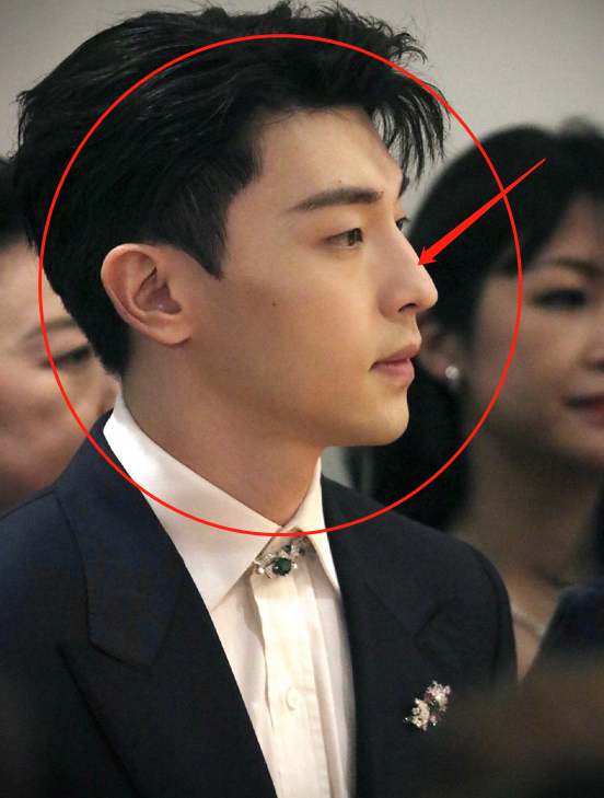 邓伦参加品牌活动,生图觉得挺富贵,但是身材更体现出这种气质_腾讯新