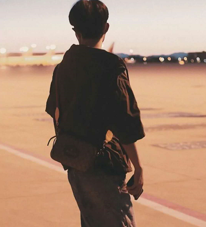 肖战路透图流出上演背影杀高糊画质难掩帅气