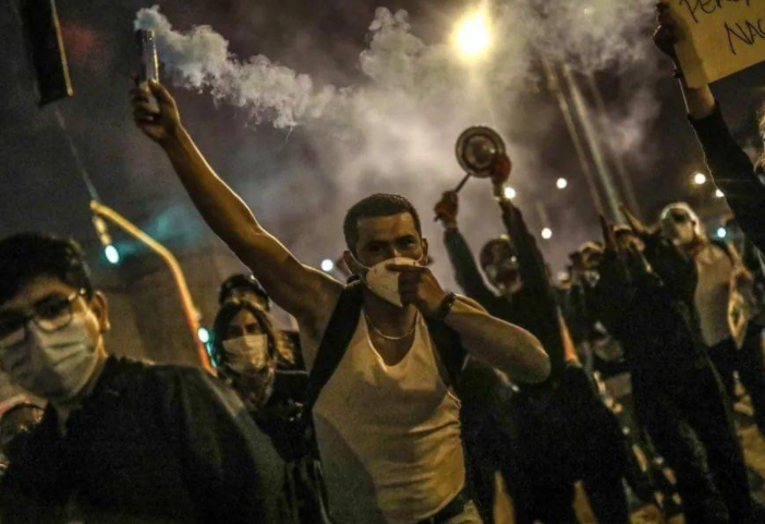 政局动荡加剧社会分裂抗议导致数百人伤亡新总统被迫辞职下台