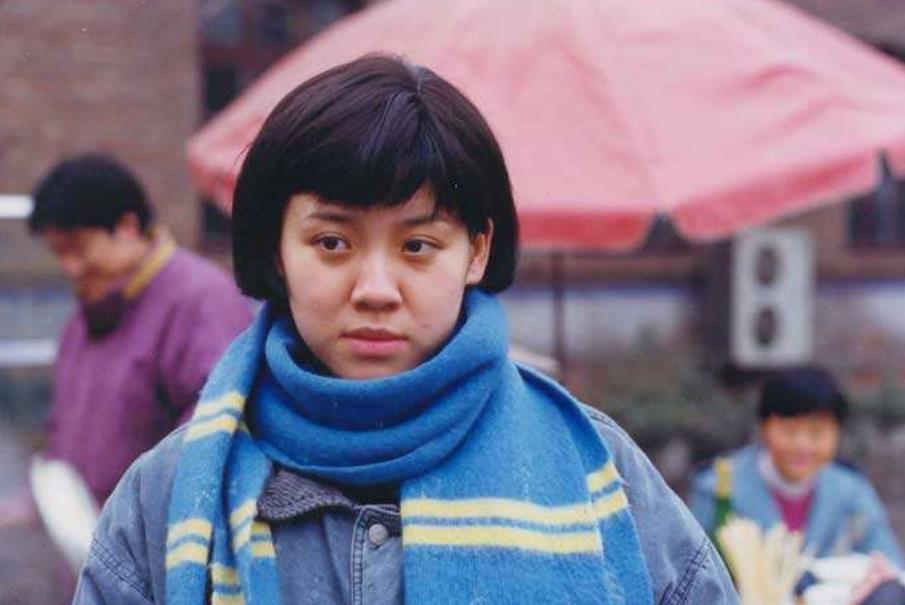 李野萍出生于1958年的吉林长春,父母虽然都是普通人,但是李野萍从小没