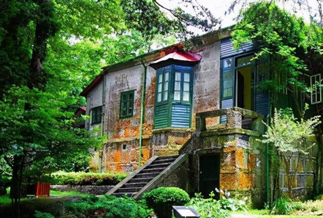 老蒋想装饰宋美龄的庐山别墅派人前去挖红枫不料被他严词拒绝