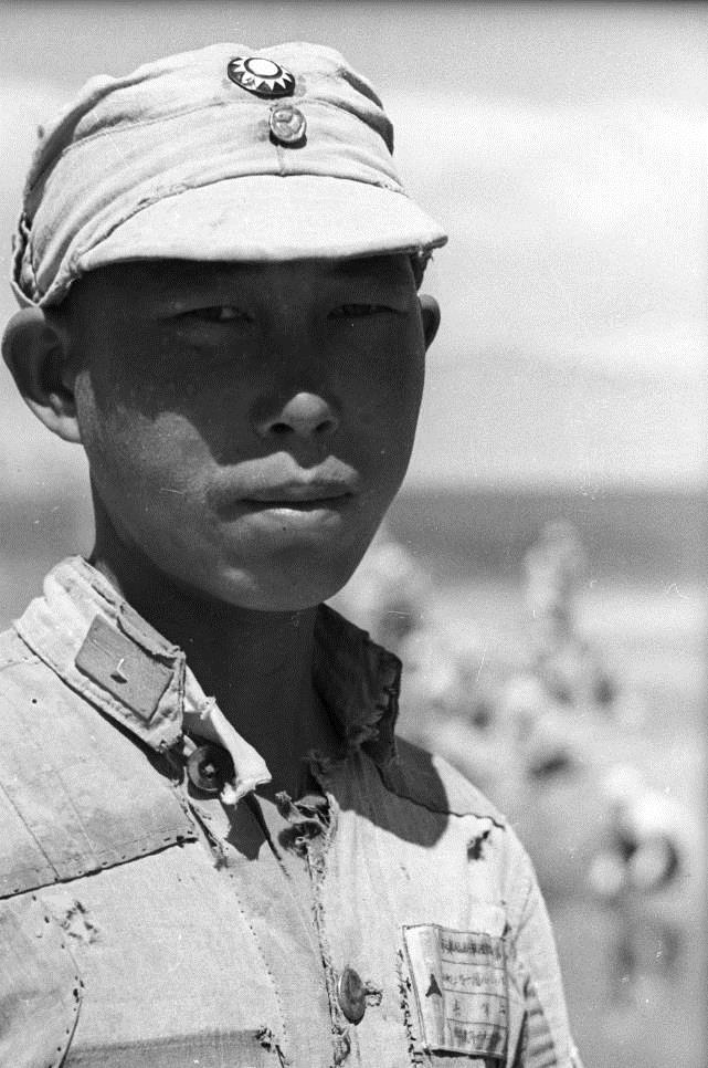 1937年民国西安老照片,洗衣服的东北军,赤身撑船的船夫