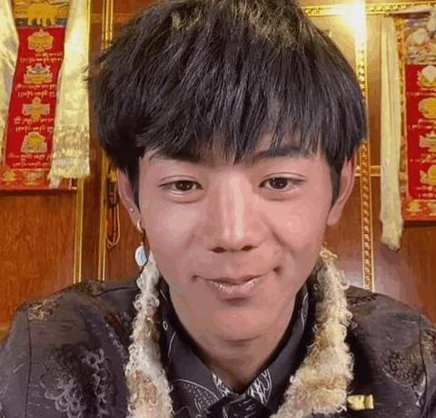 比如丁真和朋友合照的时候会竖中指,这其实并不算什么黑料,这只是朋友