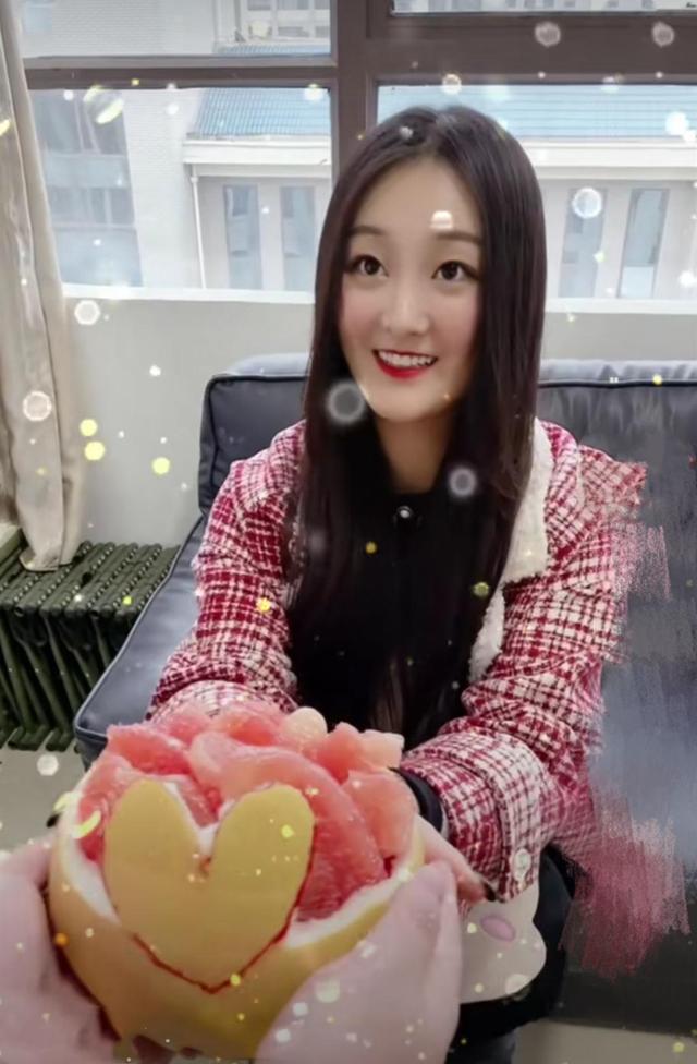 大衣哥儿媳秀恩爱翻车互送礼物穿帮明显假冒老公撒狗粮被揭穿