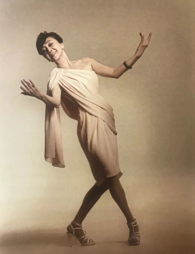23张老照片怀念舞蹈家陈爱莲去年还在舞蹈风暴中展现高难度动作呢