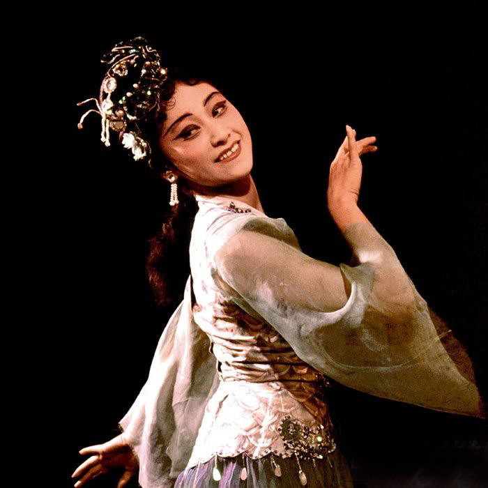 23张老照片怀念舞蹈家陈爱莲去年还在舞蹈风暴中展现高难度动作呢