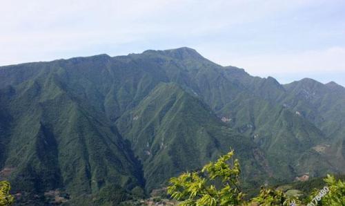 清朝从湖广,四川两地调兵夹击,将茅麓山围了个水泄不通,近十万人的大