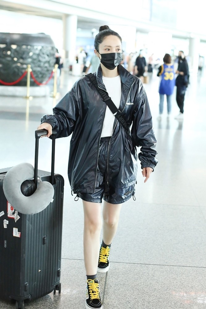 董璇街拍we11done皮夹克短皮裤vans球鞋帅气酷黑