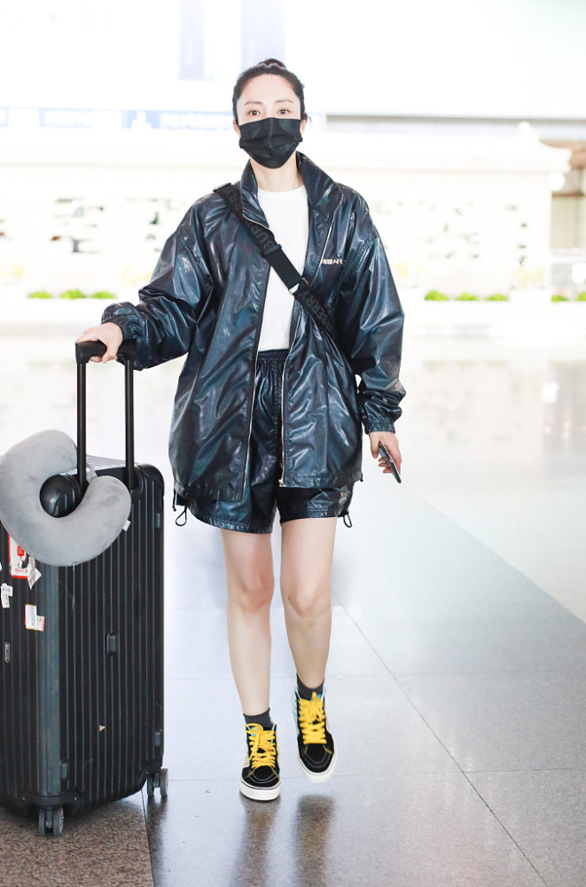 董璇街拍we11done皮夹克短皮裤vans球鞋帅气酷黑