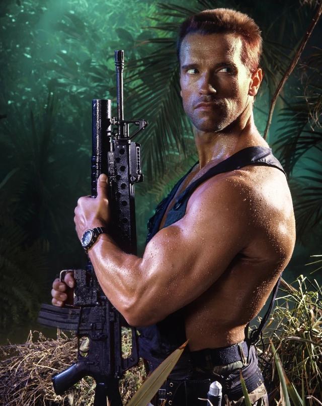 推出了 "铁血战士 "系列电影,阿诺·施瓦辛格和卡尔·韦瑟斯担任主角