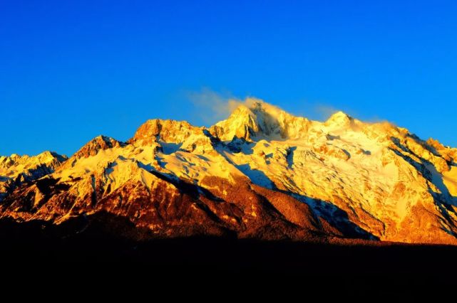 绝美玉龙雪山再现日照金山奇观